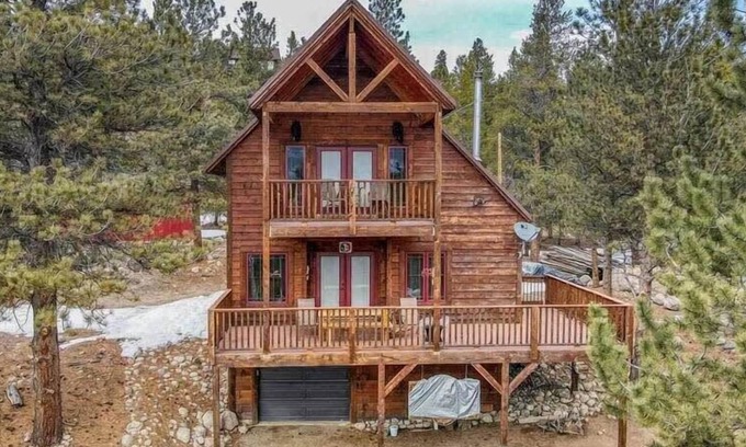 Twin Lakes Cabina | 3BR Cabin Escape w/ Deck Twin Lakes Mountain View