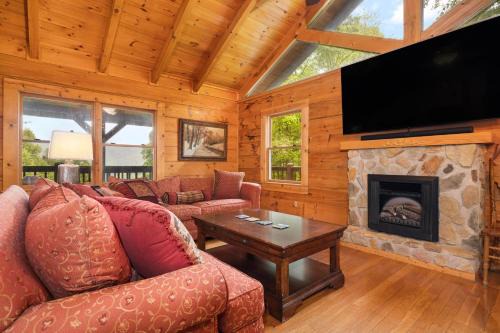 Unicoi County Apartamento | 3BR cabin near Nolichucky River in Erwin Single Family Home