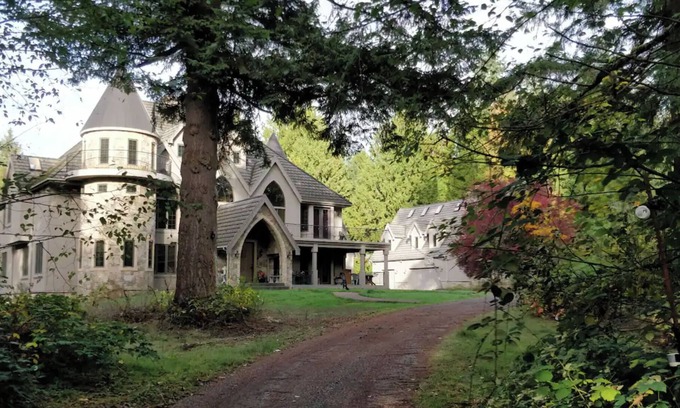 Cottage Lake Cama Y Desayuno | 3BR Castle Guest House 1 King 2 Queens 1 sofa bed woods WiFi AC in Woodinville.