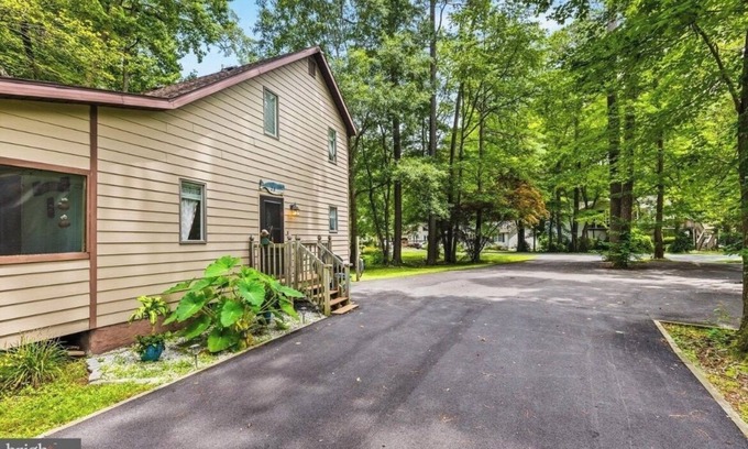 Ocean Pines Casa | 3BR charmer with hallway loft on large corner lot. Peaceful setting near ocean.
