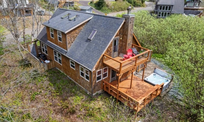 Neahkahnie Beach Cabaña | 3BR Cottage w/ Hot Tub, King Beds, Ocean Views | Walk to Beach Watch Birds & Whales