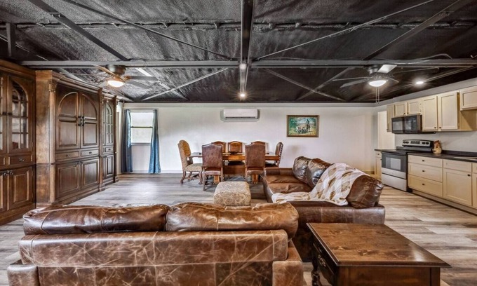 Paluxy Cabina | 3BR Country Getaway Patio Nature Views