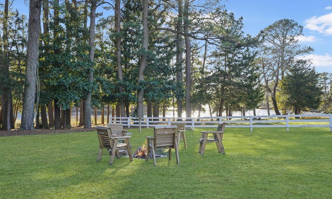 Locustville Casa | 3BR Farmhouse with Porch, Fire Pit, Horseshoe Pit