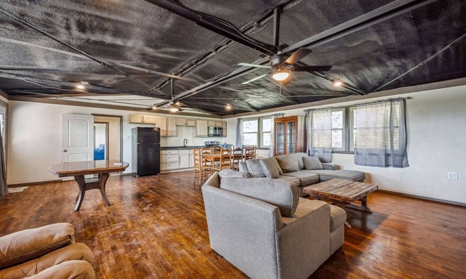 Paluxy Cabina | 3BR Hilltop Cabin Quiet Near Stephenville