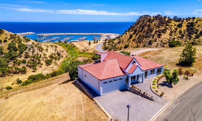 Wirrina Cove Casa | 3BR Hilltop Getaway – Games, Ocean Views, Wi-Fi, Parking, Sleeps 14, Pizza Oven & More - Stay 4 Nights, Pay Only 3 (June - August 2025)