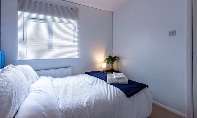 Bedford Casa | 3BR Home in Bedford Free Parking, Garden & Family-Friendly Stay