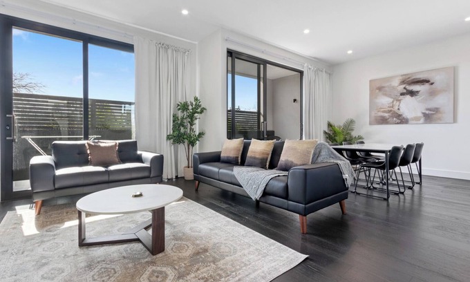 Malvern East Casa | 3BR home in Malvern East with queen beds, full kitchen, laundry, WiFi, climate control and parking. Perfect for families or groups with easy access to Chadstone shopping centre, Monash uni, cafes, parks, shops, direct public transport to city.