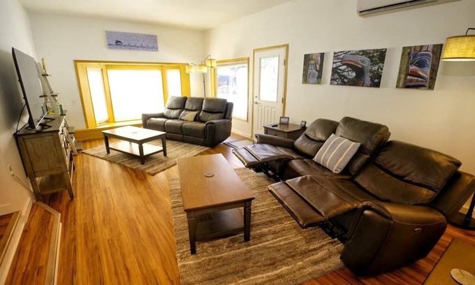 Back Loop Casa | 3BR Home in Valley - King Beds & bunk beds
