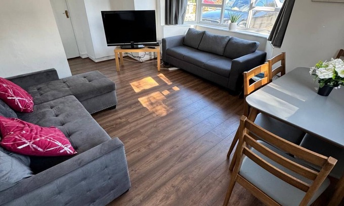 Kennington Casa | 3BR Home Near Hounslow West Tube Station