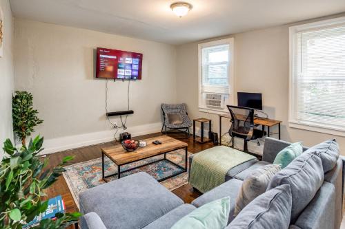 Downtown Rochester Apartamento | 3BR Home with In-Unit Laundry, Parking, Sound Bar