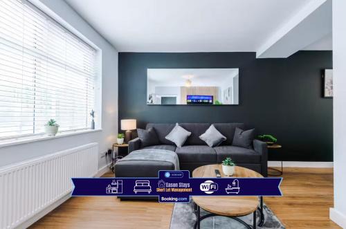 Broadheath Casa | 3BR House By Eason Stays Short Term Rental Wythenshawe Near Manchester Airport with Free Parking