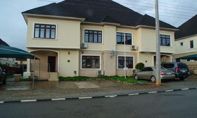 Abuja Casa | Casa 3BR cerca del centro comercial Novare. 13 minutos del aeropuerto y 15 minutos a la puerta de la ciudad.