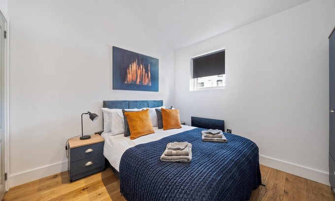 High Barnet Casa | 3BR House in Prime Barnet Location with Driveway