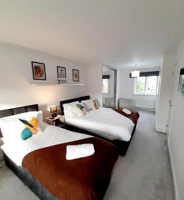 Hall Green Casa | 3BR House with 3 Bathrooms - Families - Professionals - Relocators - NEC - BHX - HS2 - JLR - Travel Cot Available - Pets Welcome - Free Parking