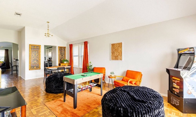 Southeast Arlington Casa | 3BR Large Family Oasis | PS5, Arcades + Fast WiFi