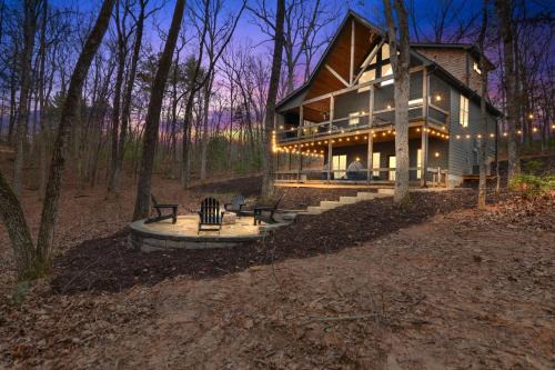 McCaysville Chalet De Esquí | 3BR, Loft, Hot Tub, Dog Friendly, Firepit, Grill