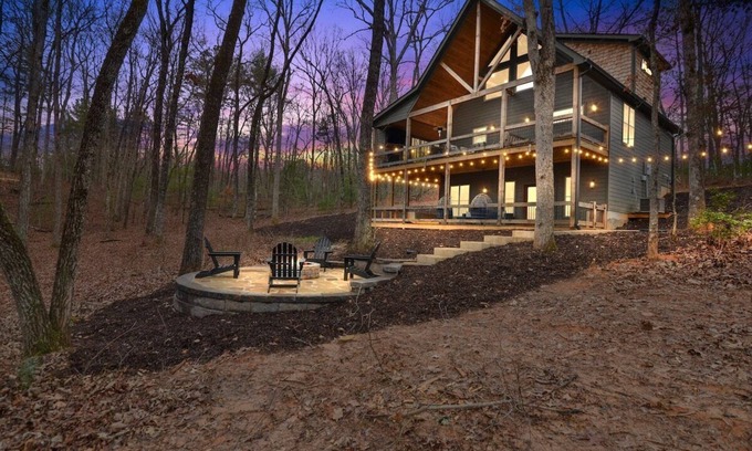 McCaysville Cabina | 3BR, Loft, Hot Tub, Wifi, Dog Friendly, Games