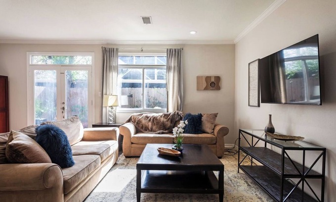 Greenway Plaza-Upper Kirby Casa | 3BR Luxury Home in the Heart of Upper Kirby!