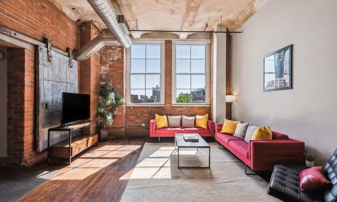Crossroads Arts District Apartamento | 3BR Luxury Loft Oasis with Gym