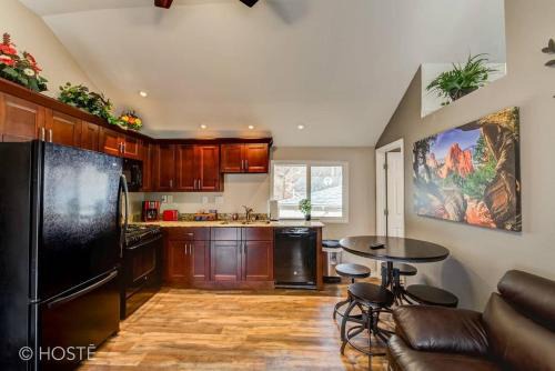 Manitou Springs Casa | 3BR Manitou Springs 2min to Restaurants Hot Tub