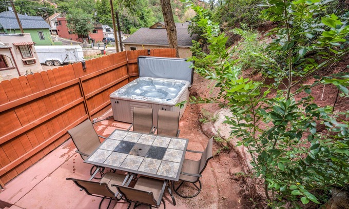 Manitou Springs Condominio | 3BR Manitou Springs2min to Restaurants W/hot Tub!
