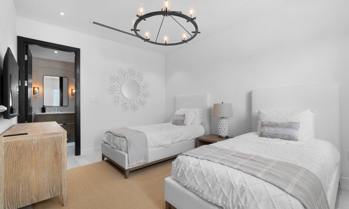 Palm Cay Condominio | 3BR Marina Penthouse w/Balcony + Beach Access