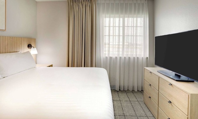 Doral Hotel | 3BR Miami Comfort | Pool, Free Shuttle, Gym, Pet Friendly, BBQ Area