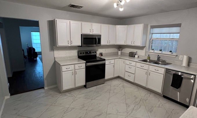 Kessler Casa | 3BR Modern Home in Bishop Arts