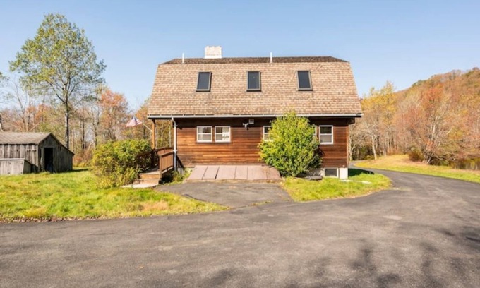 Parksville Casa | 3BR Mountain Retreat with Autumn Lake Views