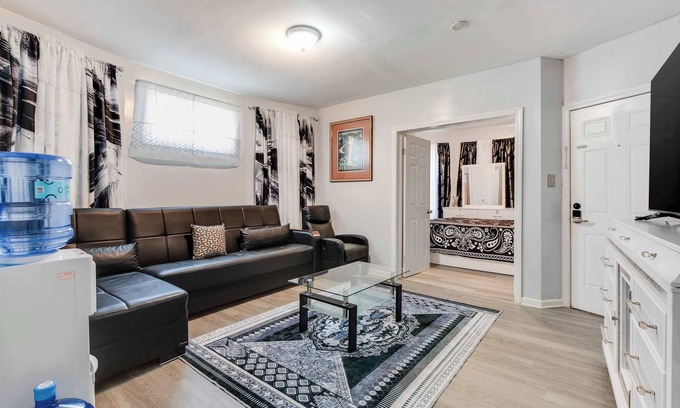Ampere Apartamento | 3BR Newark duplex near Downtown & Transit