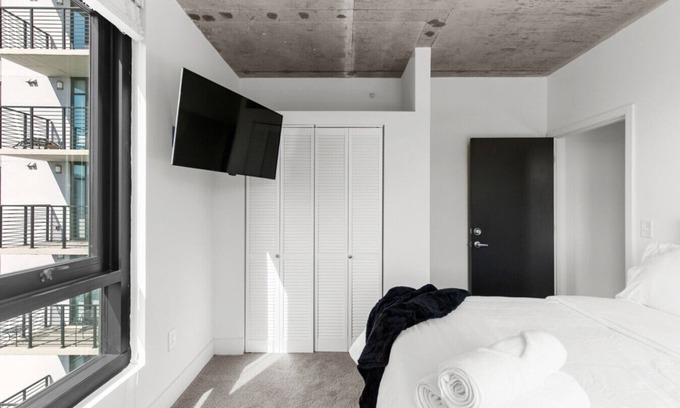 Five Points South Apartamento | 3BR Oasis with Skyline Views 12th Floor