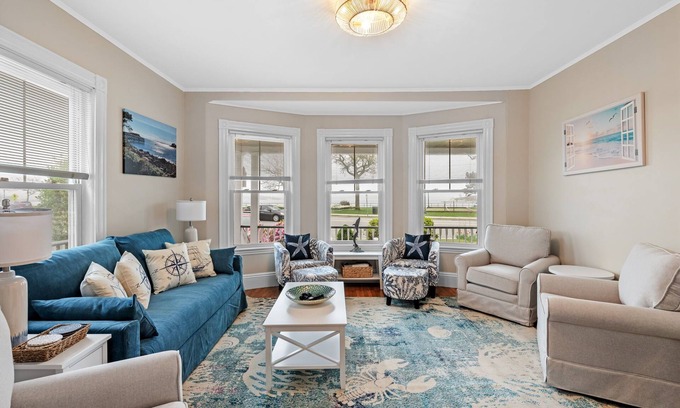Gloucester Casa | 3BR Oceanview Townhouse on Boulevard I Walk to downtown l Sleeps 8