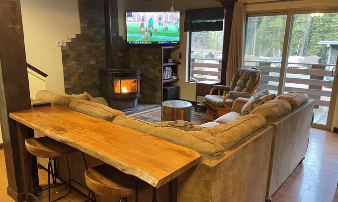 Olympic Valley Condominio | 3BR Palisades Tahoe with POOL, Beaches, Hiking, Biking, Fishing & Rafting Nearby