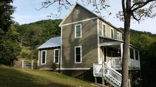 Mathias Casa | 3BR Pet Friendly Cottage Mathias WV