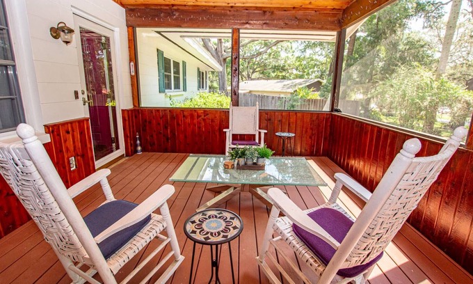 Dade City Casa | 3BR Retreat w/ Screened Porch, Near Saint Leo Uni, Pet-Friendly, Lake Jovita Golf Club Access