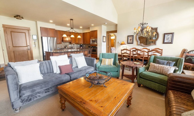 River Run Condominio | 3Br Ski-in/Ski-out~On Mountain~Lone Eagle 3053 by RedAwning