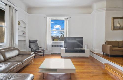 West New York Apartamento | 3BR Skyline Apt in Bustling District I Great Value NJ5