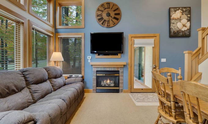 Boyne Falls Condominio | 3BR Slopeside Disciples Village Condo - Increíble Ski In / Ski Out en Boyneland!