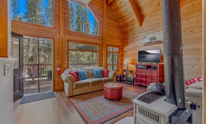 Pla-Vada Woodlands Casa | 3BR Soda Springs Ski & Lake Getaway