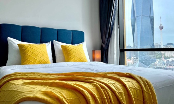City Centre Apartamento | 3BR Suite KLCC View w/ balcony, Nflx & 2 Parking