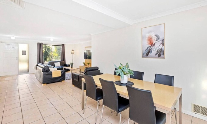 Belmont Casa | 3BR, townhouse in Belmont! 3.5km to airport.
