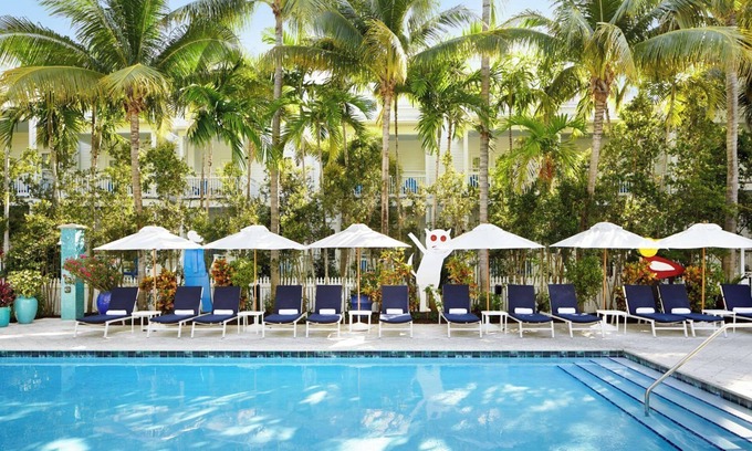Key West Hotel | 3BR Villas for Your Beach Getaway with Shuttle Service, Onsite Parking, Pools!