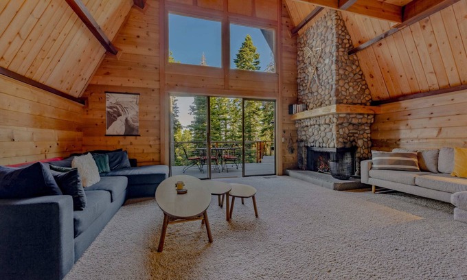 Talmont Casa | 3BR w/Sauna & Lake Views, 2 miles to Beach