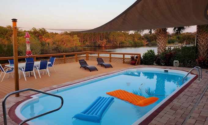 Forest Hills Casa | 3BR Waterfront Oasis W / Piscina privada climatizada y amplia terraza