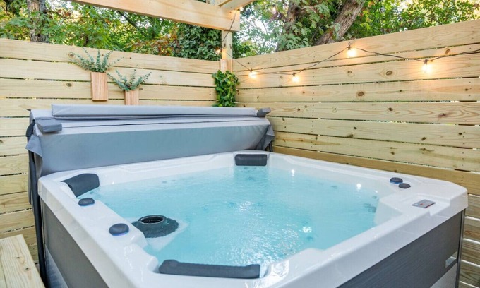 Southeast Raleigh Apartamento | 3mi to Dwtn | Hot Tub & Fire Pit