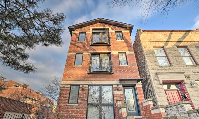Tri-Taylor Condominio | 3rd-Floor Chicago Condo: Walk to CTA Stations!