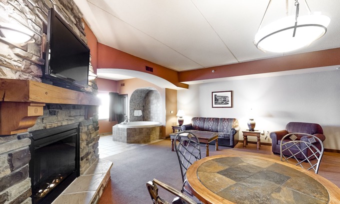 Wisconsin Dells Condominio | 3rd-floor condo with elevator, jetted tub, full kitchen, & fireplace