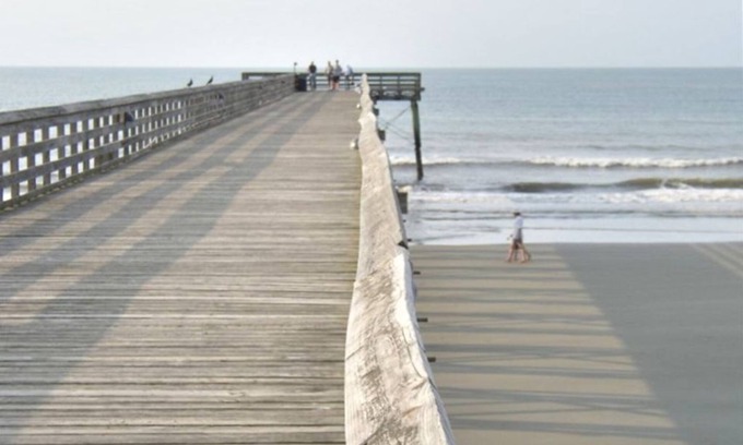 Isle of Palms Condominio | 3rd Floor Oceanfront Condo!! Community Pool & Pier w/ 1000 ft fishing pier!