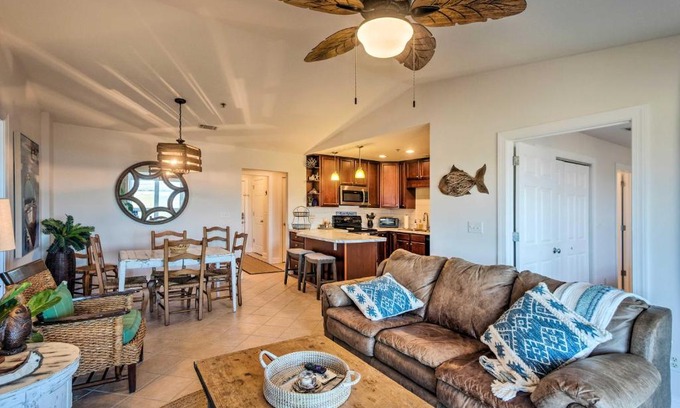 Darien Apartamento | 3rd-Floor Riverfront Condo Walk to Downtown Eats!
