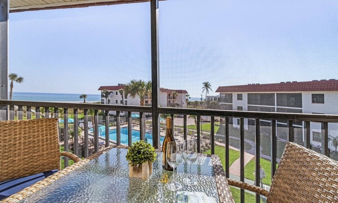 Shell Harbor Condominio | 3rd Floor Sanibel Condo With Balcony And Beach Views - Sandalfoot 4B3